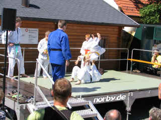 bett-2-7-06-8-01.jpg (143038 Byte)