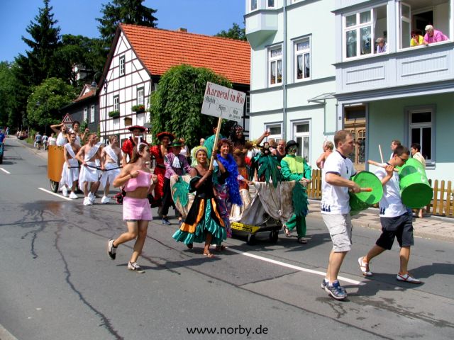 Umzug der geschm�ckten Betten