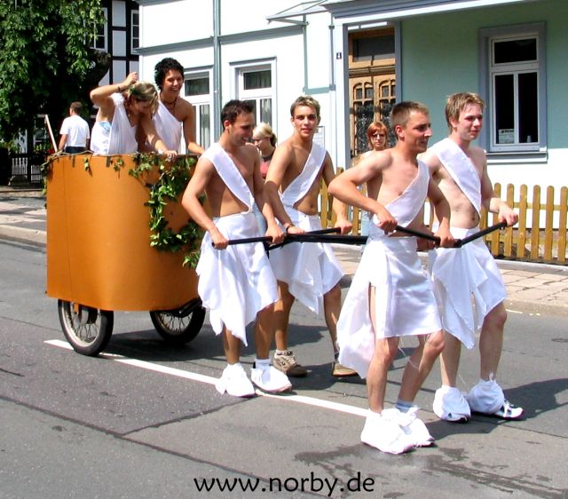 Umzug der geschm�ckten Betten